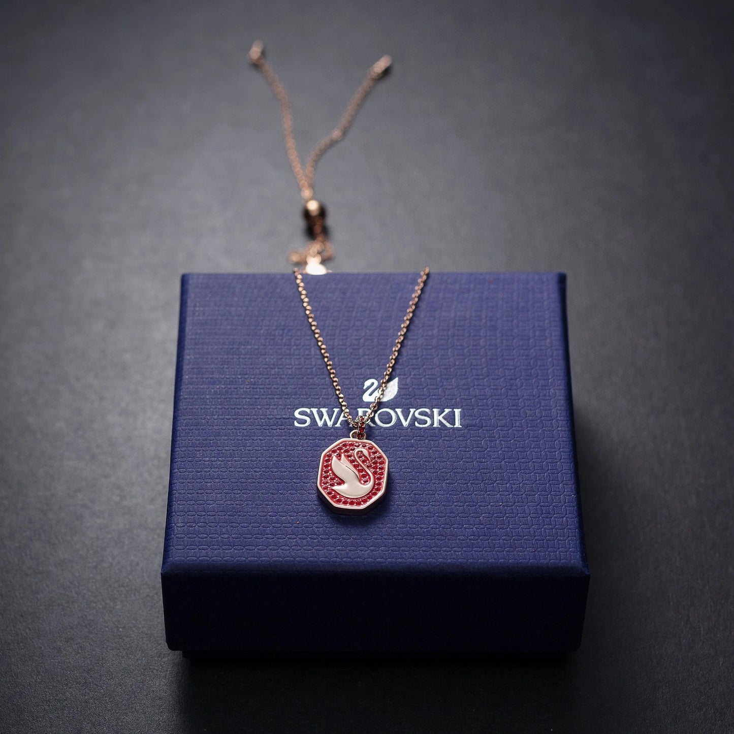 Collar Swarovski Cisne Rojo